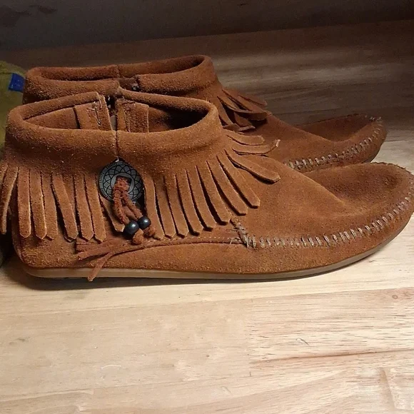 Minnetonka Concho Feather Boot  (9) Brown Suede Moccassins Booties - Picture 5 of 9